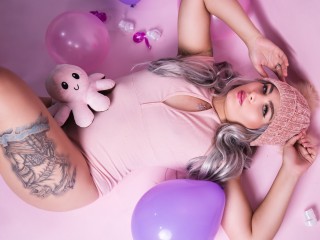 KymKlein webcam girl as a performer. Gallery photo 3.