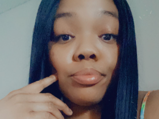 Caramelsexy webcam girl as a performer. Gallery photo 2.