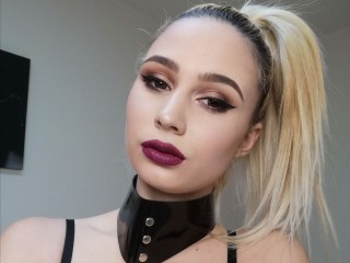 EveReese webcam girl as a performer. Gallery photo 7.