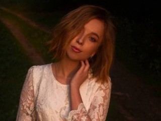 EmikaLips webcam girl as a performer. Gallery photo 1.