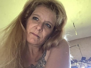 Luvbug_111 webcam girl as a performer. Gallery photo 3.