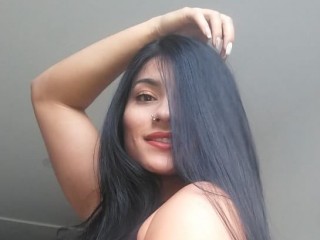 emma_smith19 webcam girl as a performer. Gallery photo 2.