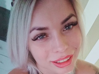 MaryLaNude webcam girl as a performer. Gallery photo 1.