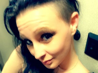 FrankieMae webcam girl as a performer. Gallery photo 3.