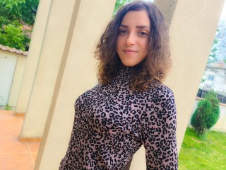 AvaHazee webcam girl as a performer. Gallery photo 1.