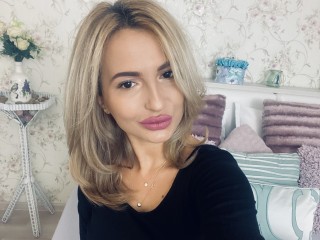 SarahhLove webcam girl as a performer. Gallery photo 5.