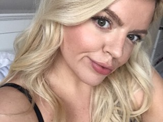 CuteHousewife_Hollie: Live Cam Show