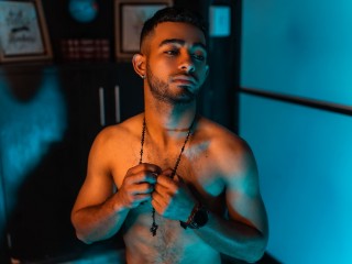 1 on 1 live sex chat with LoganMills on bigcock cam