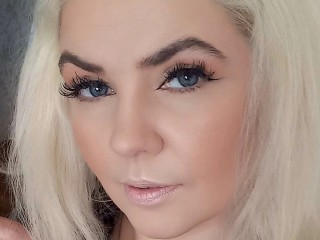 1 on 1 live sex chat with LivMoon38 on housewives cam