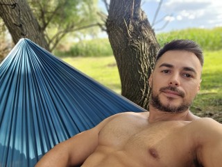1 on 1 live sex chat with AlesandroColuci on BDSM guys cam