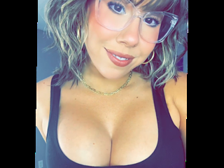 Chat with CassidyNicole live now!