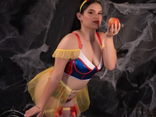 IreneThompson webcam girl as a performer. Gallery photo 4.