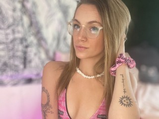 Halleheartly98 nude live cam