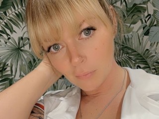 Blonde_flirty_lola - Streamate Interactivetoys Piercing Tattoo Girl 