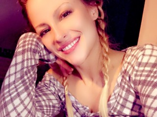 SweetBeefy - Streamate Deepthroat Smoke Spanking Girl 