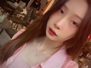 HibiCherry webcam girl as a performer. Gallery photo 1.