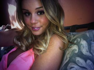 EmilySweet webcam girl as a performer. Gallery photo 7.