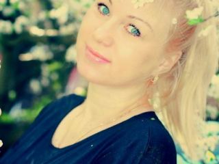 XMadeInHeavenX webcam girl as a performer. Gallery photo 2.