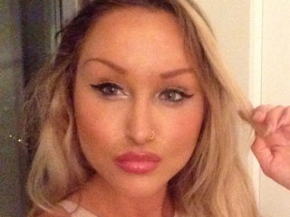 AlexiaRoss webcam girl as a performer. Gallery photo 4.
