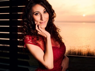 MayaBee webcam girl as a performer. Gallery photo 4.