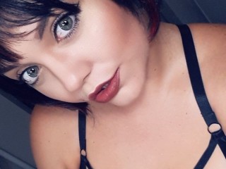 Giantess_Raven