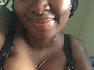 Juicyynae22 webcam girl as a performer. Gallery photo 1.