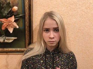 AlexaKissKiss