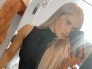 georgiaxlou webcam girl as a performer. Gallery photo 4.