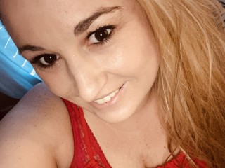 BrittBrittNic webcam girl as a performer. Gallery photo 1.