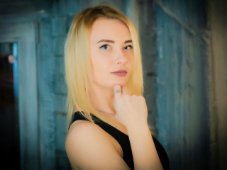 MaeAnders webcam girl as a performer. Gallery photo 5.