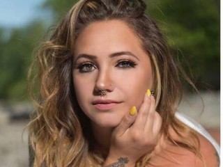 MizeriJane webcam girl as a performer. Gallery photo 2.