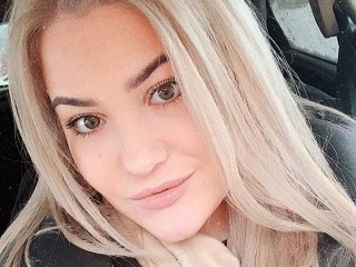 CurlyStar webcam girl as a performer. Gallery photo 1.