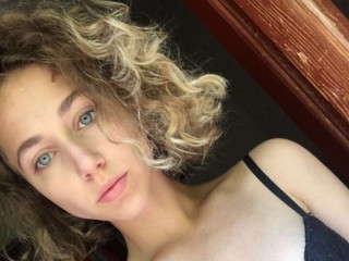 AliceMoonGirll18 webcam girl as a performer. Gallery photo 2.