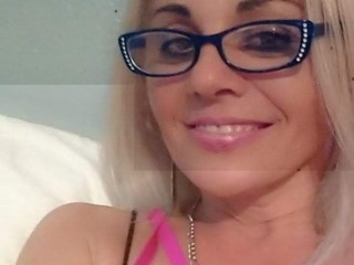 StephanieLaville webcam girl as a performer. Gallery photo 3.