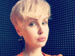 IceBaby1 webcam girl as a performer. Gallery photo 1.