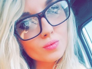 Raynee webcam girl as a performer. Gallery photo 1.