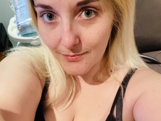 Angeleyez6969 webcam girl as a performer. Gallery photo 1.