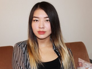 LinnaSuo webcam girl as a performer. Gallery photo 1.