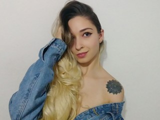 AntoniaLopez webcam girl as a performer. Gallery photo 4.