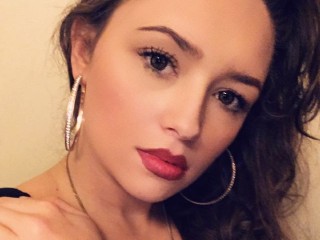 Rosenique webcam girl as a performer. Gallery photo 2.