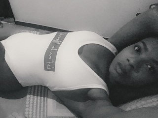 LupeSantana webcam girl as a performer. Gallery photo 1.