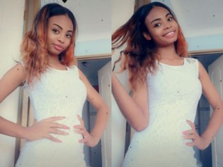 MiaShannon webcam girl as a performer. Gallery photo 2.