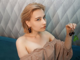 UrsulaCutie webcam girl as a performer. Gallery photo 7.