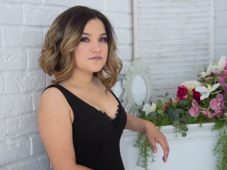 SaraAlies webcam girl as a performer. Gallery photo 4.