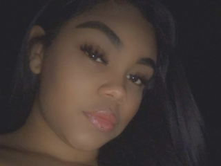 PrettyyRican webcam girl as a performer. Gallery photo 1.