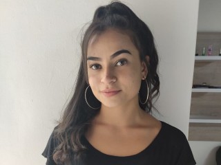 EMMA_HENDERSON webcam girl as a performer. Gallery photo 2.