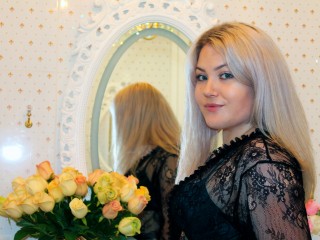 CurlyStar webcam girl as a performer. Gallery photo 2.