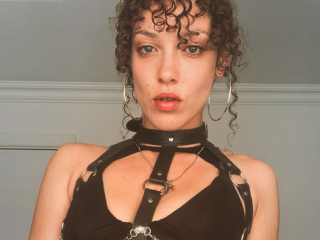 CurlyCleo webcam girl as a performer. Gallery photo 1.