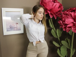 AgnesArum webcam girl as a performer. Gallery photo 2.