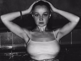 Mioko_Saito webcam girl as a performer. Gallery photo 4.